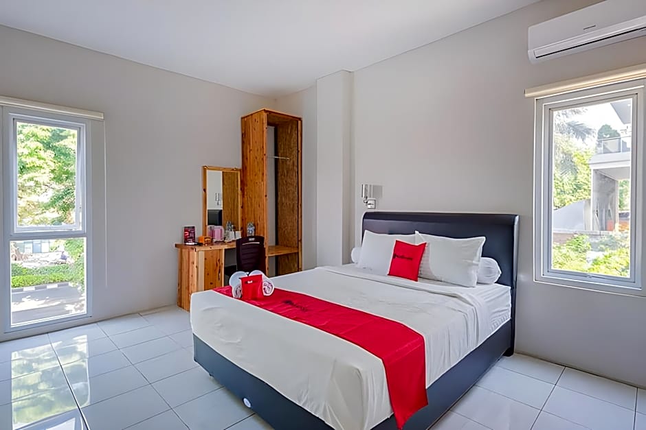 RedDoorz Plus Syariah @ Raya Nginden 2