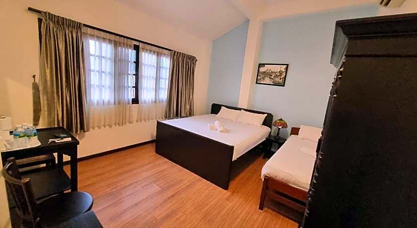 HEEREN BY THE RIVER HOTEL