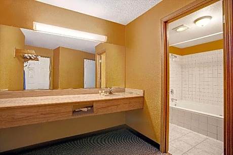 1 King Bed Suite Non-Smoking