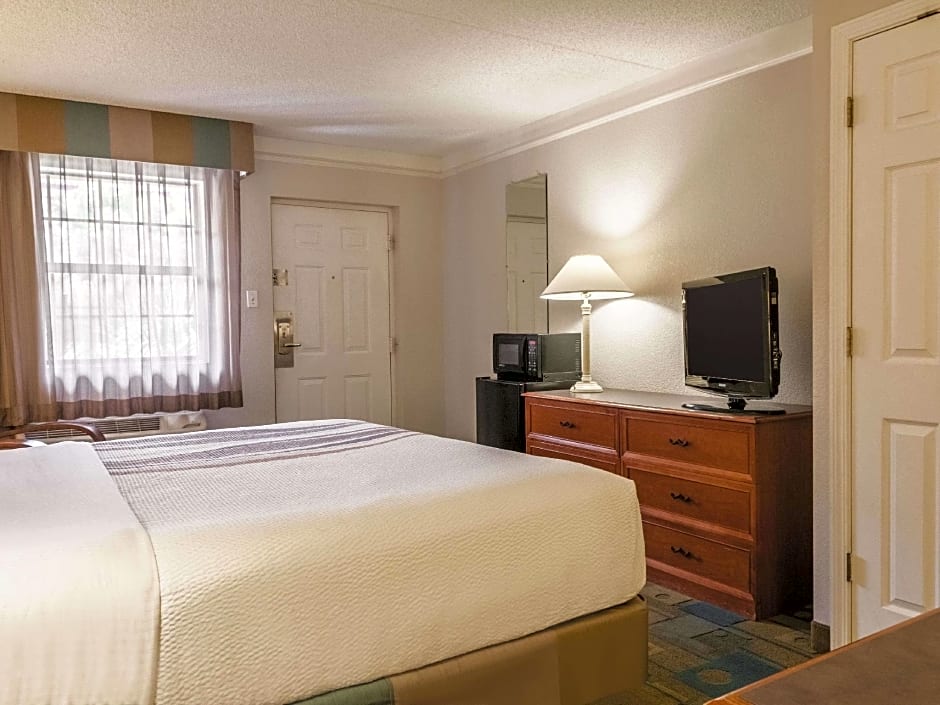 La Quinta Inn & Suites by Wyndham New Orleans West Bank