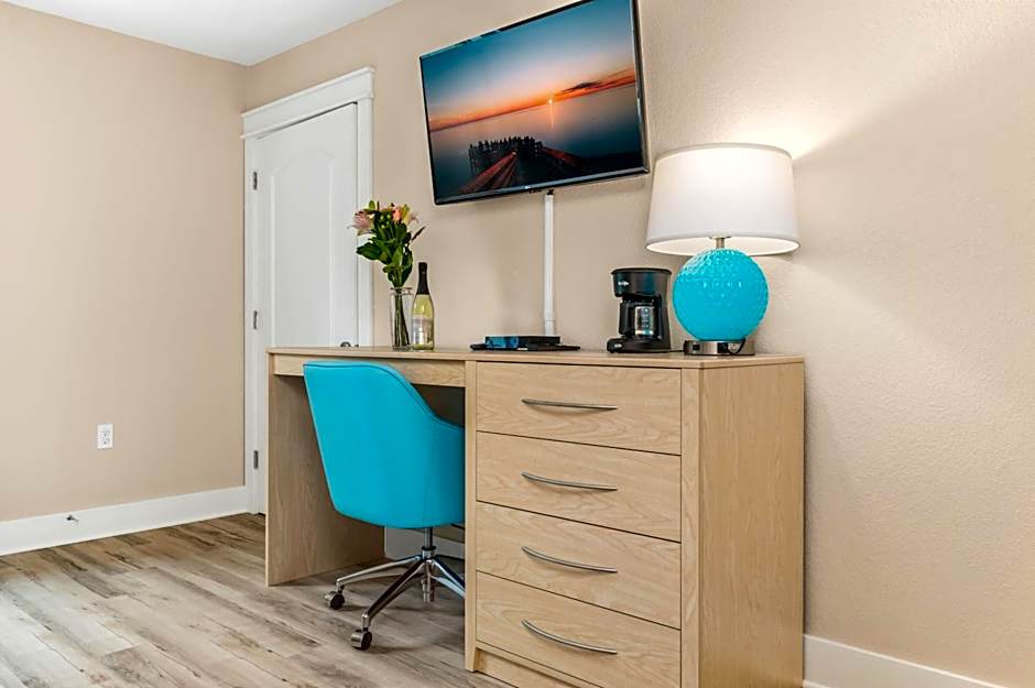 Gold Coast Inn ⁀➷ Breathtaking Sunsets ➠ Standard Lake View Room ➠ 106