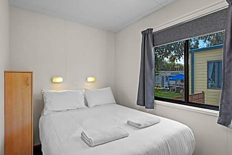 Deluxe 2 Bedroom Cabin- Sleeps 6