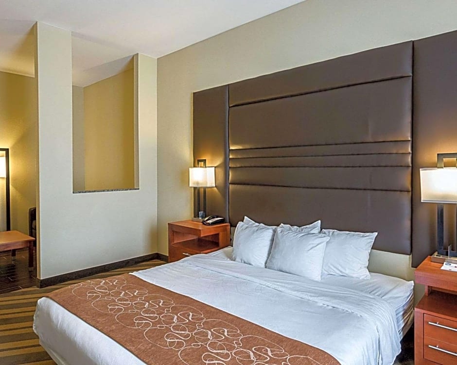 Comfort Suites near Tanger Outlet Mall