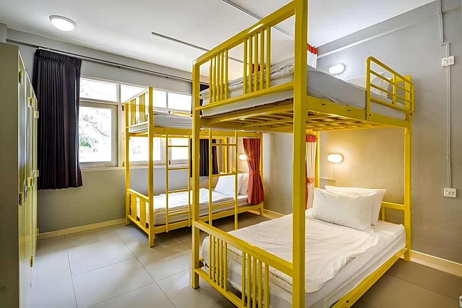 At Hua Lamphong Hotel