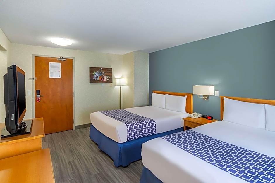 Econo Lodge Inn & Suites University