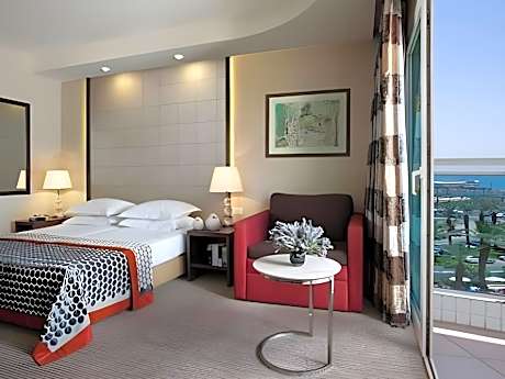 Standard Family Room (2 adults, 2 children)