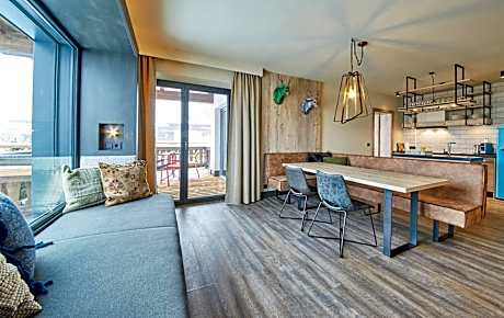 Standard One-Bedroom Apartment with Mountain View