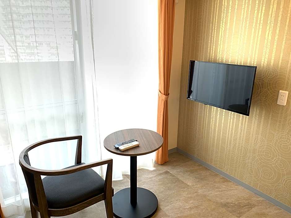 MrKINJO Miki24 in front of Makishi Station