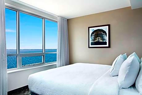 Junior King Suite with Sofa Bed, Bay View and Adapted Tub - Mobility and Hearing Accessible