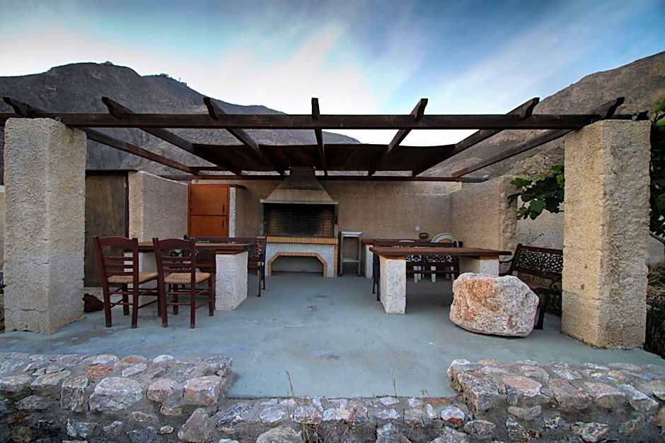 Birds Villa Apartments with Heated Pool - Including Car and Breakfast