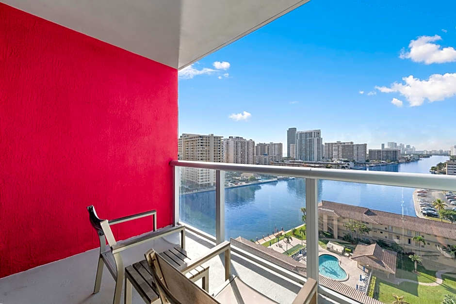 Water View Building With Pool - 5-Min Walk To The Beach - Cozy Studios