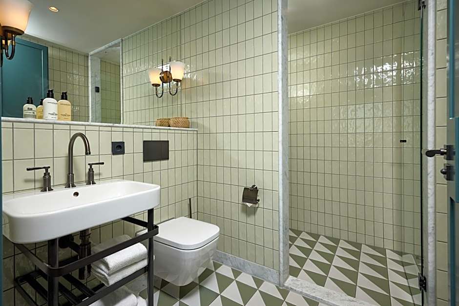 The July - Boat & Co