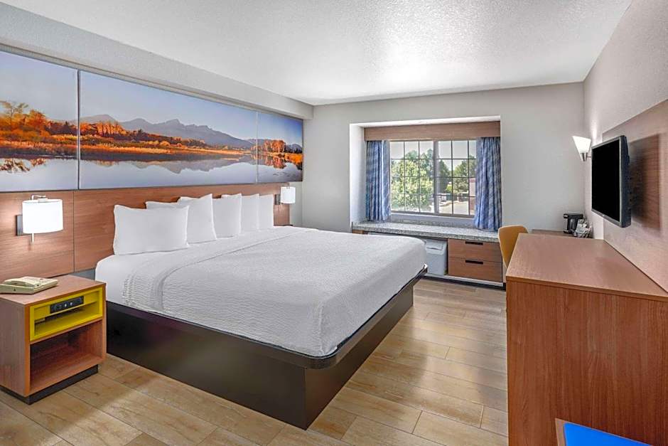 Days Inn & Suites by Wyndham Greeley