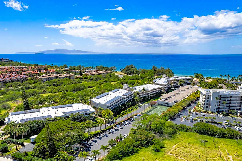Top 10 Pick! Walk to Beach, Shops, Dining and Pool