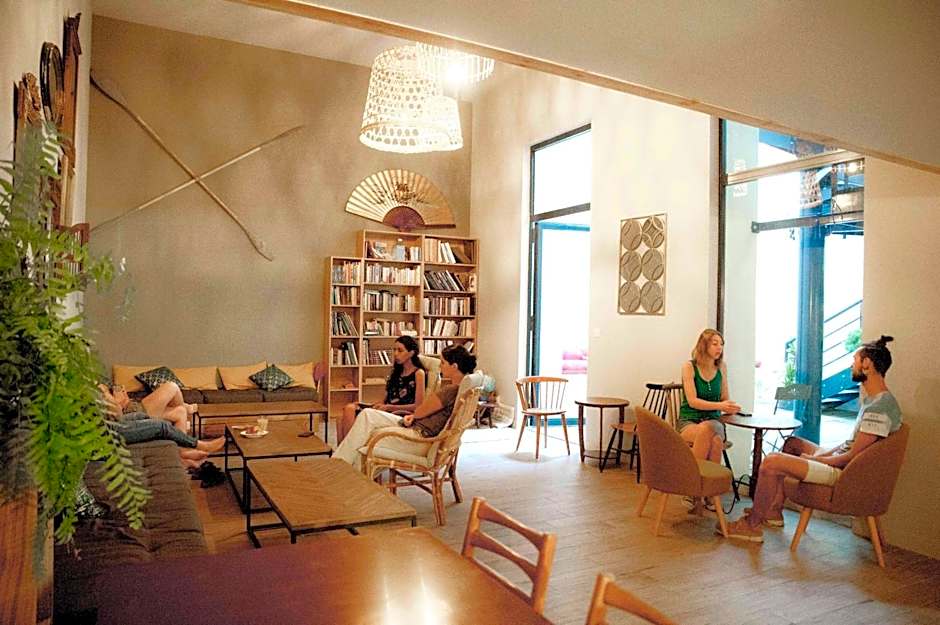 Georges Hostel & Café