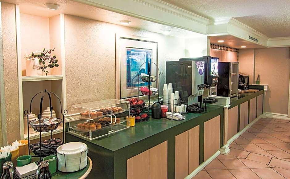 La Quinta Inn & Suites by Wyndham Indianapolis Airport Lynhurst