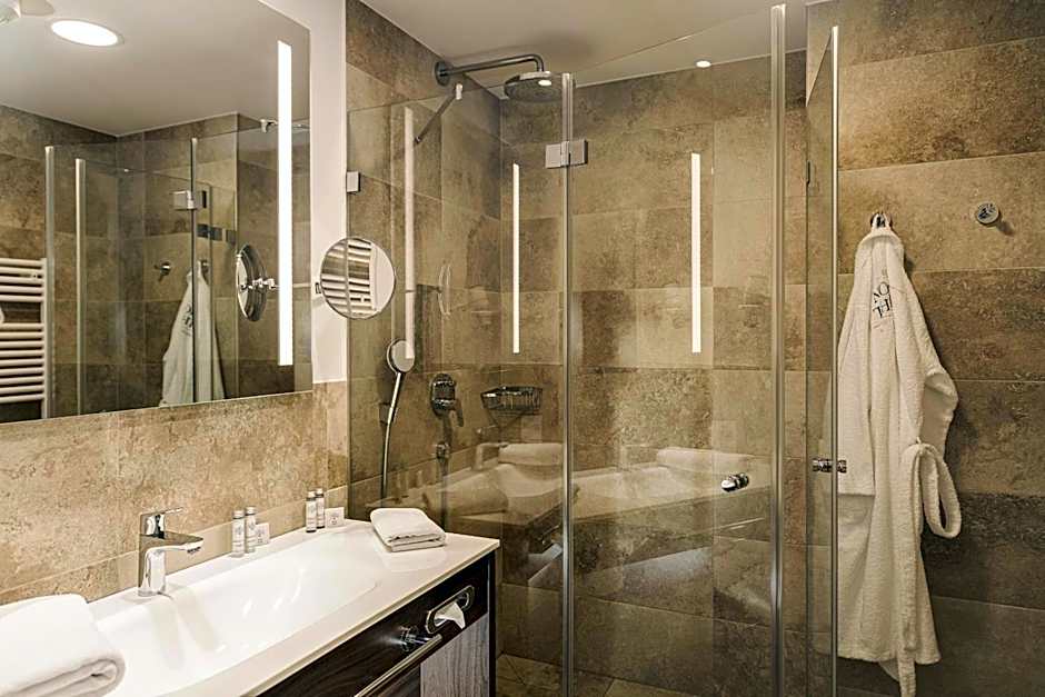 Hotel Norica - Thermenhotels Gastein mit dem Bademantel direkt in die Therme