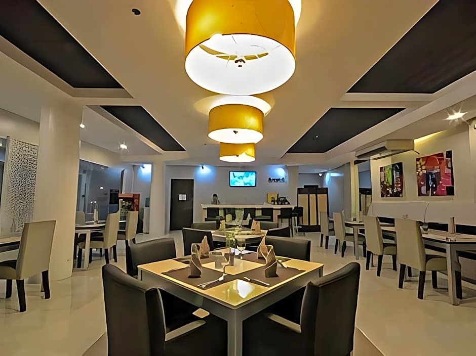 Holiday Suites Business District - Formerly Empire Suites Hotel