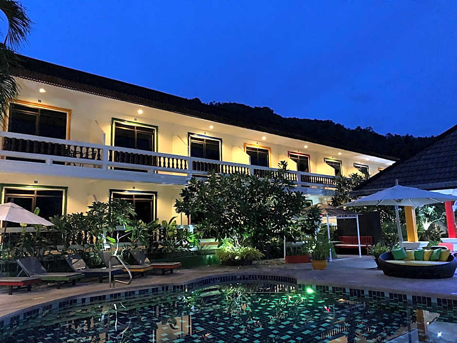 Tropical Palm Resort.