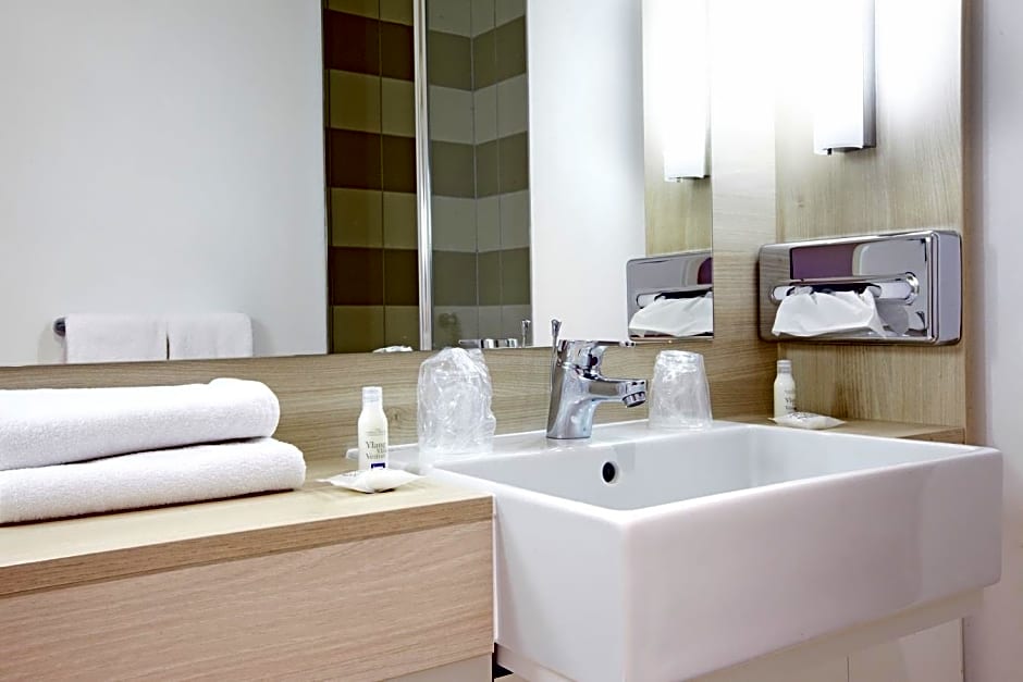 Standard 1 Double Bed, Accessible — 14 fotoğraftan 1. fotoğraf