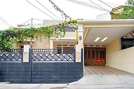 RedDoorz Syariah near Grand Kota Bintang