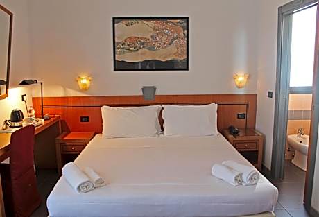 Deluxe Double Room with Side Sea View