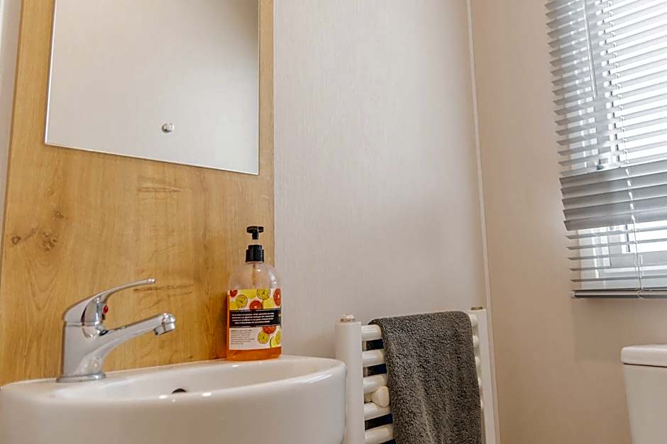 64 lancaster The lazy willow 3 bedroom hot tub caravan tattershall lakes