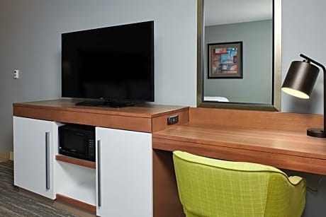 1 KING MOBILITY ACCESS WITH TUB NONSMOKING HDTV/FREE WI-FI/WORK AREA HOT BREAKFAST INCLUDED