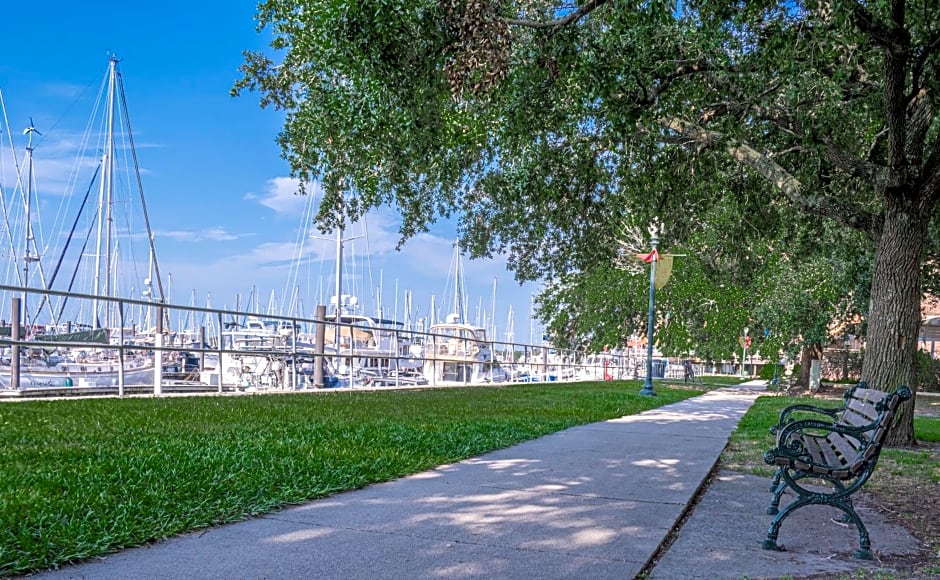 DoubleTree by Hilton New Bern - Riverfront
