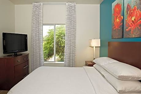 Two-Bedroom Queen Suite