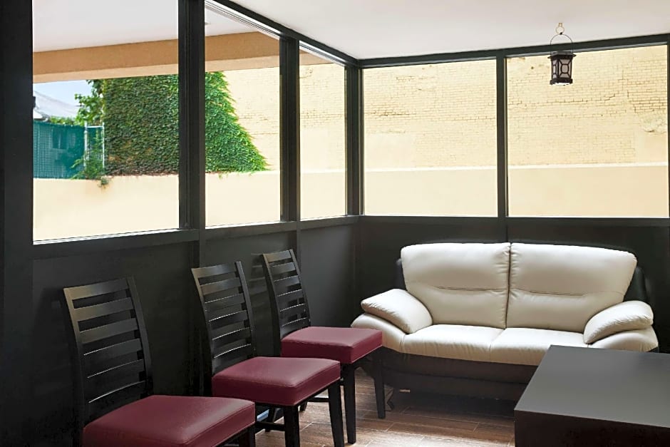 Super 8 by Wyndham Bronx