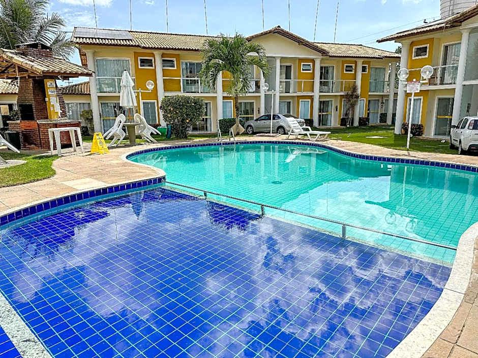 Flat's com 1 suíte no pavimento superior com internet privativa 300MBPS localizado no Residencial Mont Hebron, condomínio a aproximadamente 250m da praia de Taperapuã, com piscinas, sauna e portaria 24hrs