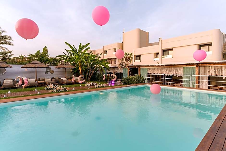 CUMEJA Beach Club & Hotel