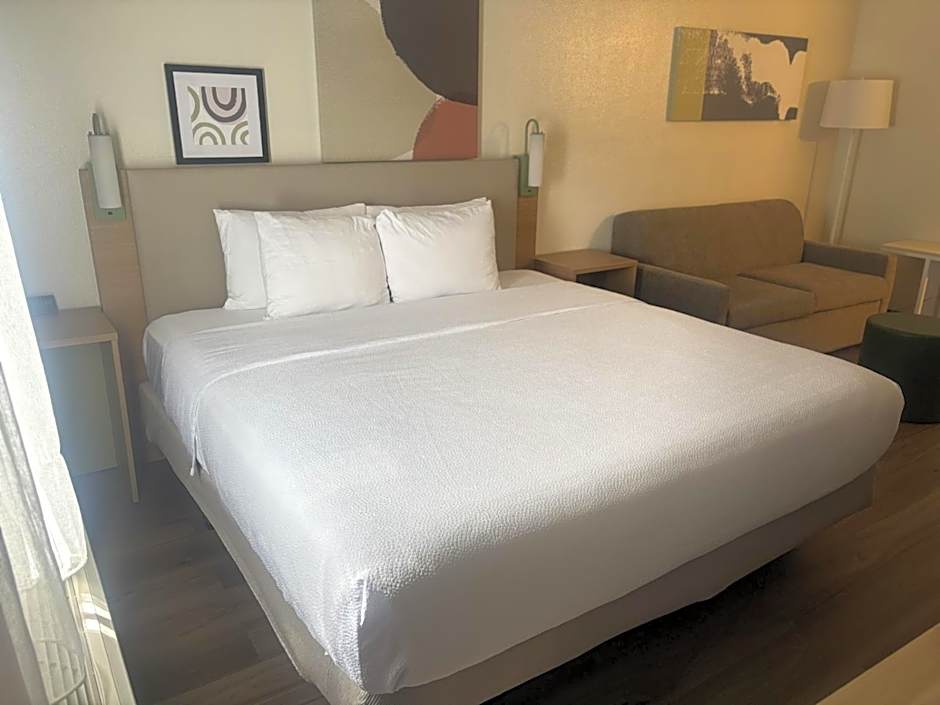 Spark by Hilton Lakewood Denver Southwest