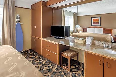 King Suite - Non-Smoking