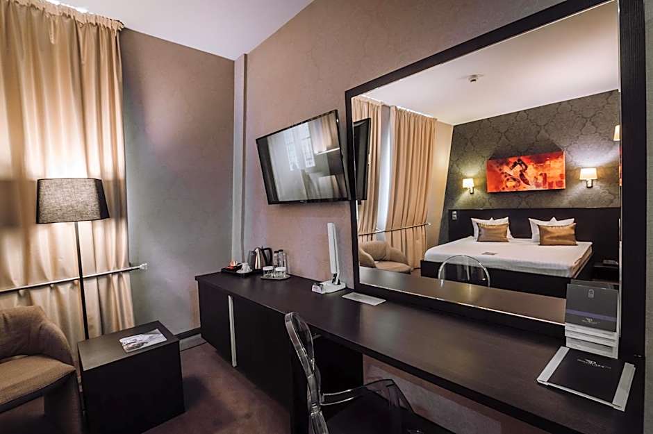 Plaza V Executive Hotel