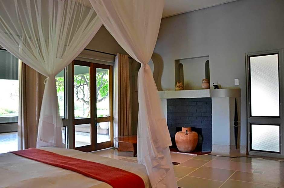 Tingala Lodge - Bed in the Bush