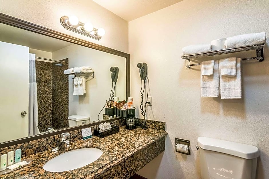 Quality Inn & Suites near Downtown Bakersfield