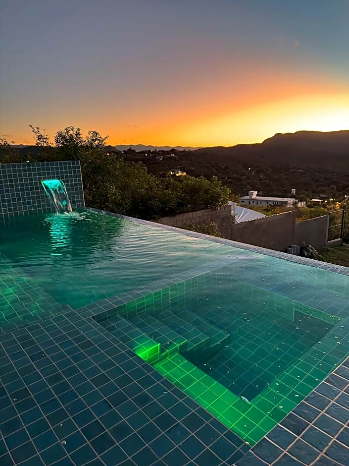 Casa Hari Veadeiros - piscina, ar condicionado e vista maravilhosa!
