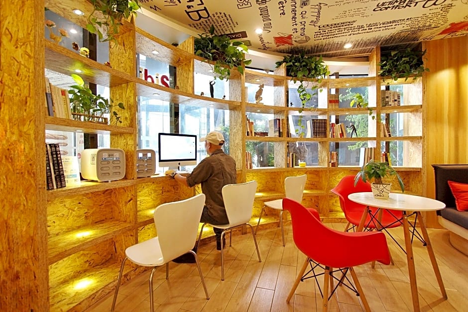 ibis Luoyang Train Station