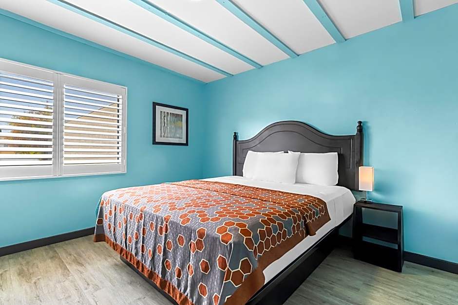 Rodeway Inn & Suites North Hollywood Burbank Airport - Universal Area