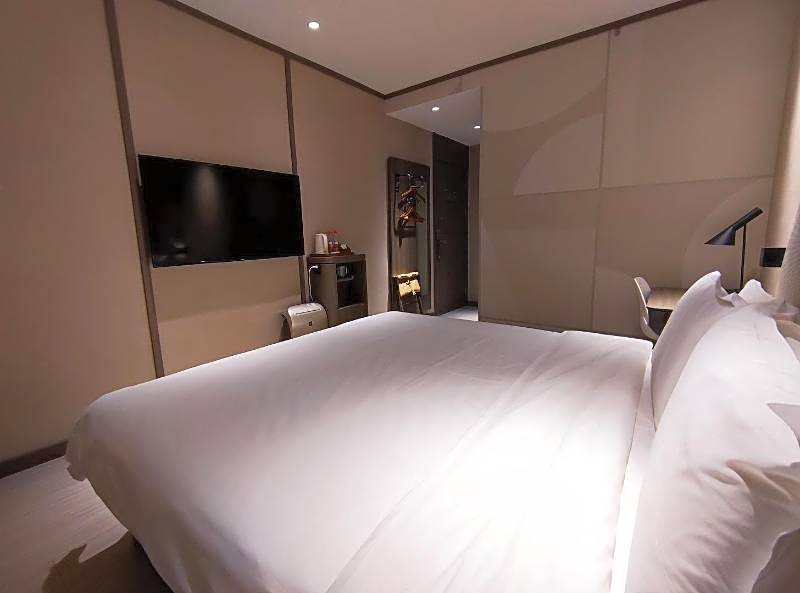 Hanting Hotel Qingdao Yan'an 3rd Road Zhiquan Road Metro Station