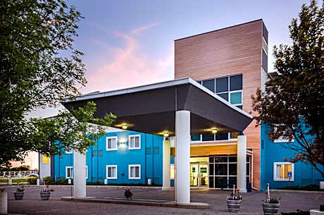 Prairie Crest Medicine Hat by IHG