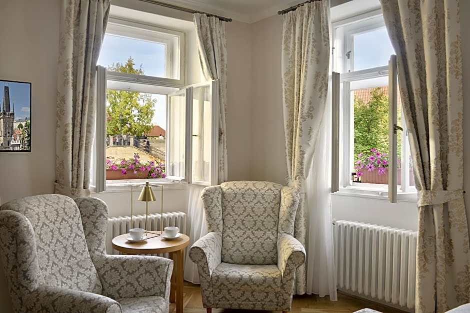 Hotel At the Golden Scissors