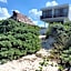 Escape to Paradise, Minimalist 4-BR Beachfront, 300 Mbps with amazing views