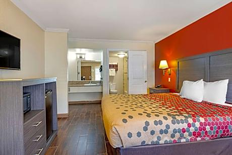 1 King Bed, Nonsmoking