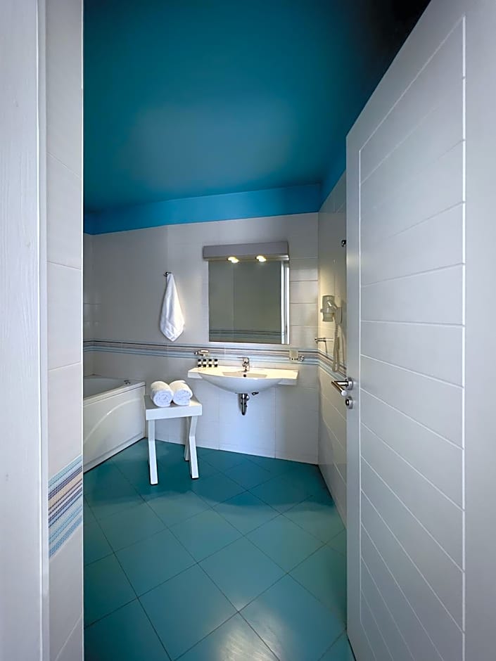 Aspalathras White Hotel