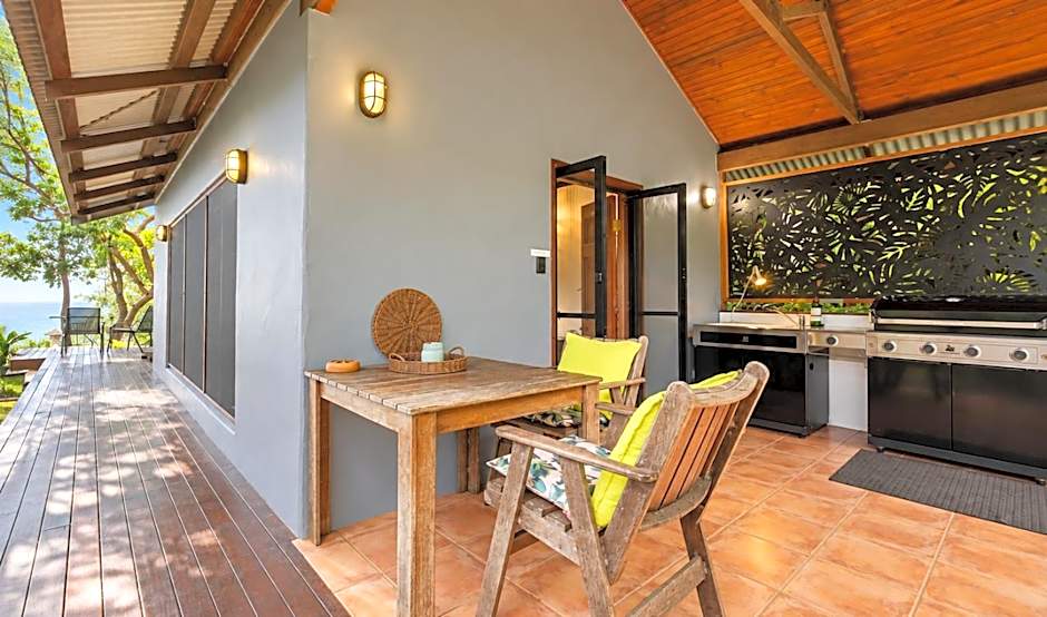 Gunnadoo Holiday Hut with Ocean Views and Jacuzzi