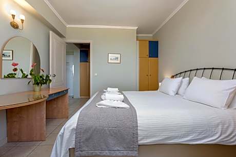 Two-Bedroom Apartment with Side Sea View - Disability Access