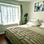 2BR 1BA Guest Suite with King Bed - Free Parking - Renfrew Station - Central Location